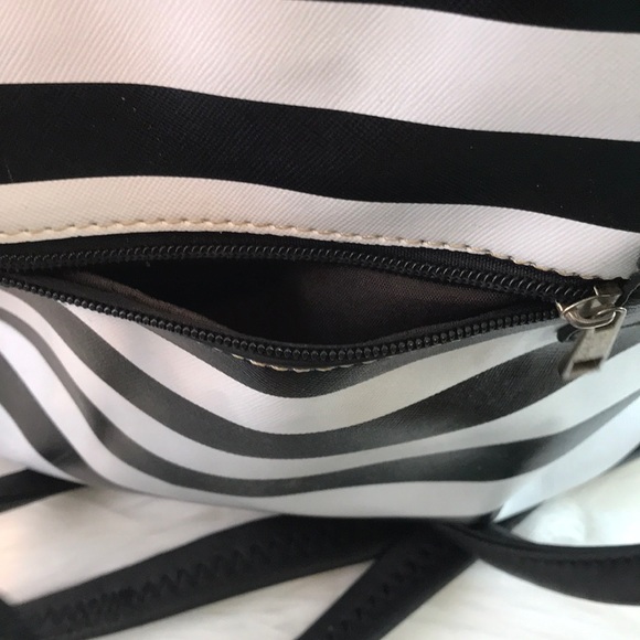 Black and White Mid Size Purse - Picture 5 of 9